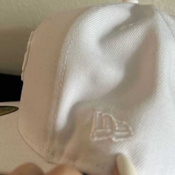 59 FIFTY Buffalo Bills Hat White On Whte Exclusive Yohandy NWT Fitted Size 8 - Picture 4 of 17